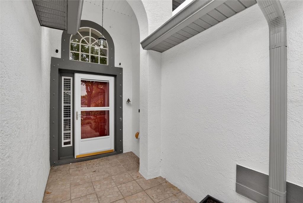 Image 3 of property listing at 10122 SOMERSBY DRIVE, Riverview, FL 33578