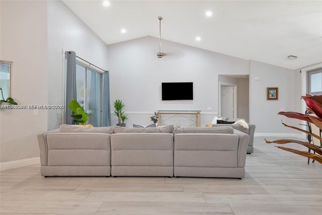 1800 Water Ridge Dr, Weston, FL 33326