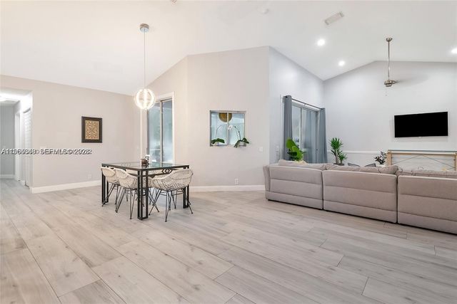 1800 Water Ridge Dr, Weston, FL 33326