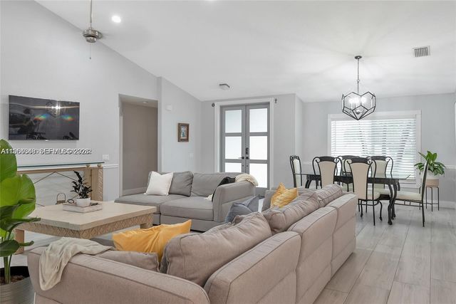 1800 Water Ridge Dr, Weston, FL 33326