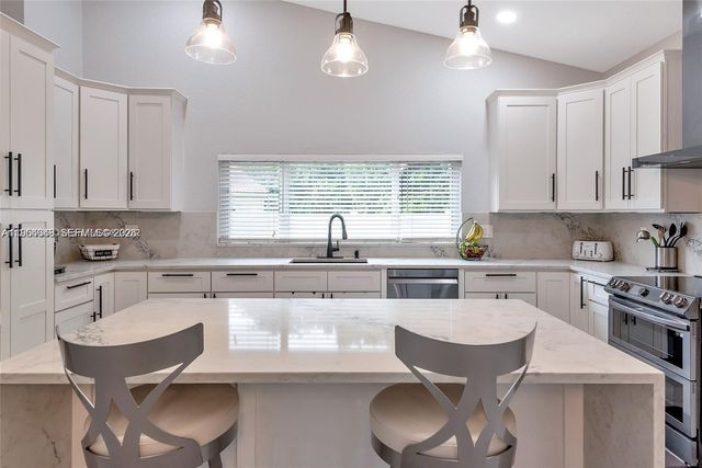 1800 Water Ridge Dr, Weston, FL 33326