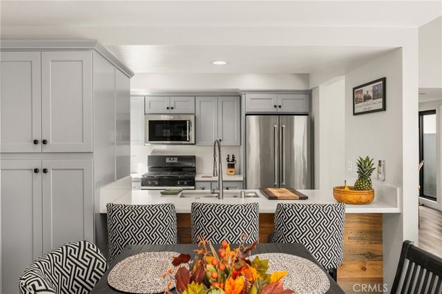 512 Oceanhill, Huntington Beach, CA 92648