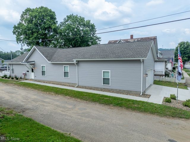 347 Ray Avenue NE, New Philadelphia, OH 44663