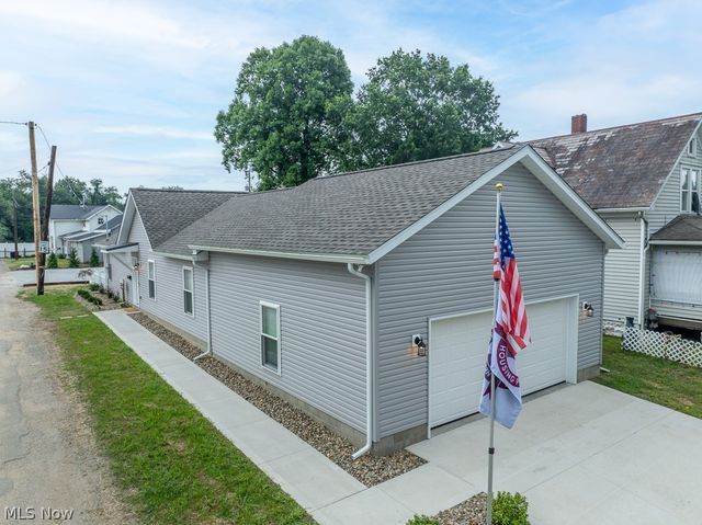 347 Ray Avenue NE, New Philadelphia, OH 44663