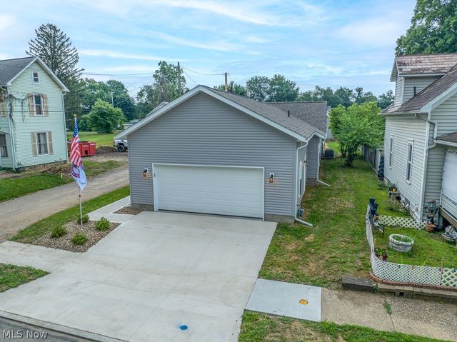 347 Ray Avenue NE, New Philadelphia, OH 44663