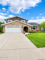 2214 Ruthanne Drive, Toledo, OH 43611