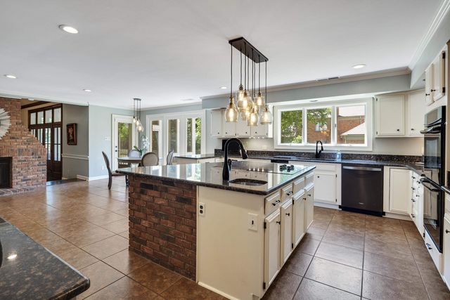 8701 MAPLE CREEK CV, Germantown, TN 38139