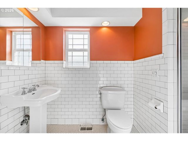 944 Se SHERRETT St, Portland, OR 97202