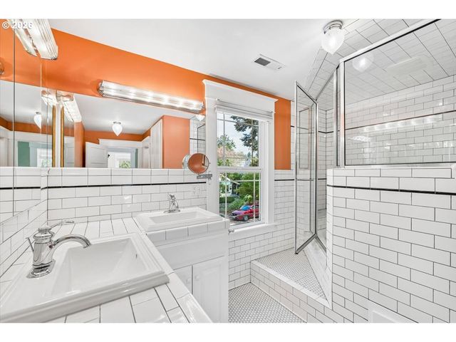 944 Se SHERRETT St, Portland, OR 97202