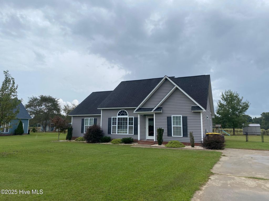 2532 Plumosa Drive, Grimesland, NC 27837
