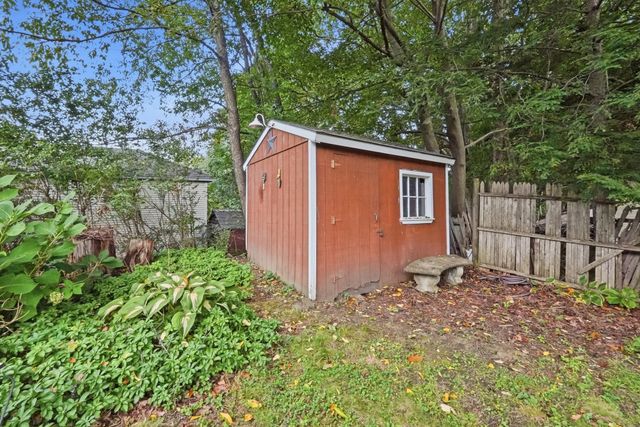 55 Clover St, Worcester, MA 01603