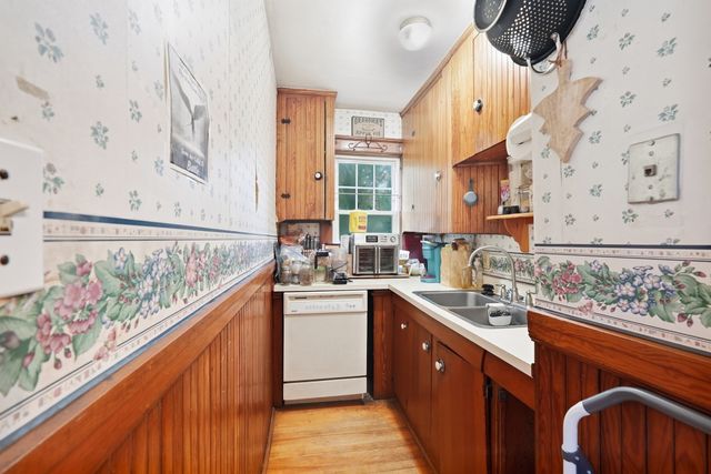 55 Clover St, Worcester, MA 01603