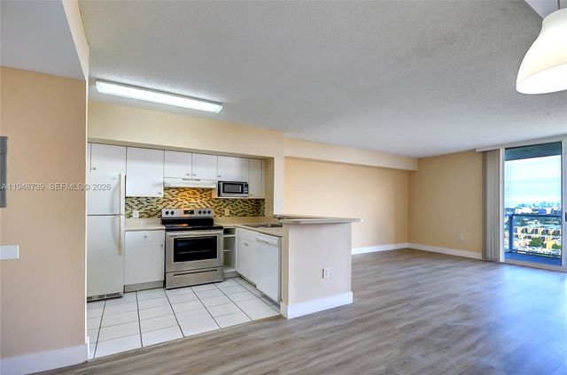 5077 NW 7th St TS7, Miami, FL 33126