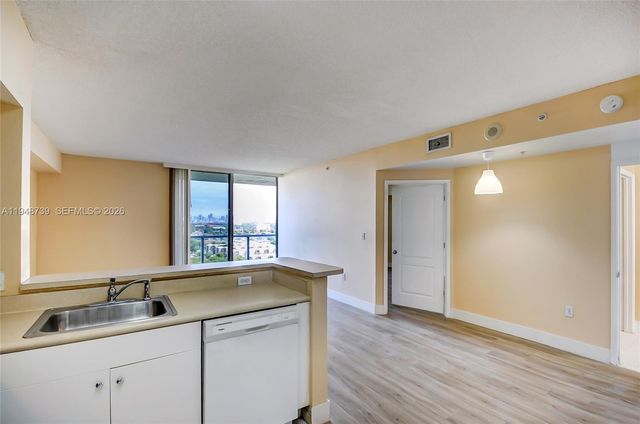 5077 NW 7th St TS7, Miami, FL 33126