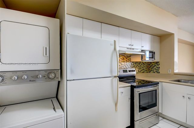 5077 NW 7th St TS7, Miami, FL 33126