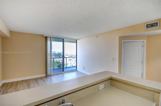 5077 NW 7th St TS7, Miami, FL 33126