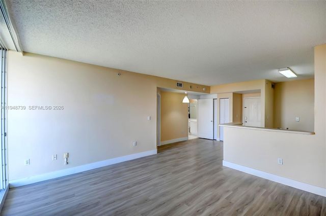 5077 NW 7th St TS7, Miami, FL 33126