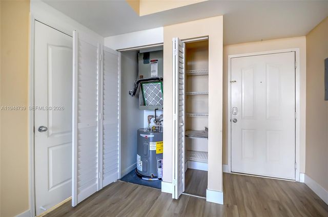 5077 NW 7th St TS7, Miami, FL 33126