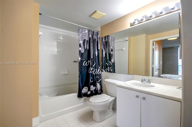 5077 NW 7th St TS7, Miami, FL 33126