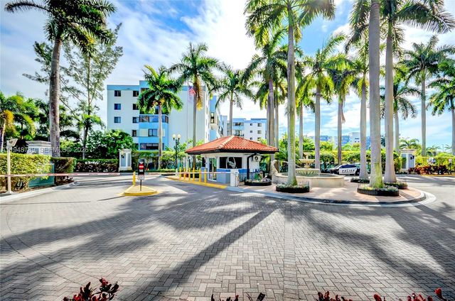 5077 NW 7th St TS7, Miami, FL 33126