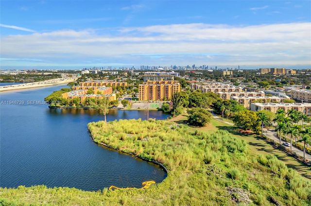 5077 NW 7th St TS7, Miami, FL 33126