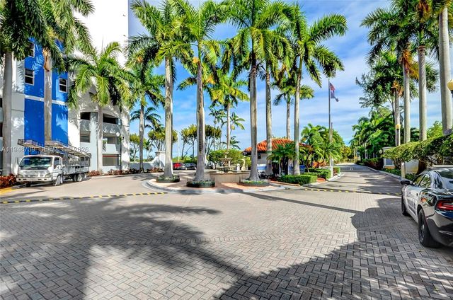 5077 NW 7th St TS7, Miami, FL 33126