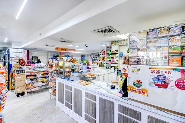 5077 NW 7th St TS7, Miami, FL 33126