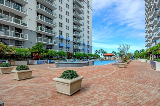 5077 NW 7th St TS7, Miami, FL 33126