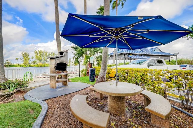 5077 NW 7th St TS7, Miami, FL 33126