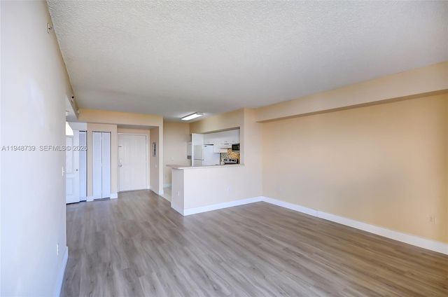 5077 NW 7th St TS7, Miami, FL 33126