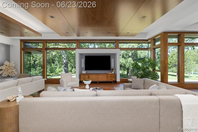 2700 Squirrel Road, Bloomfield Hills, MI 48304