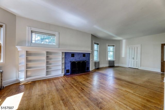 37 Livingston Ave, Roseland Boro, NJ 07068