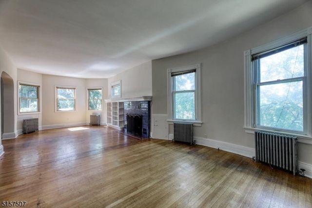 37 Livingston Ave, Roseland Boro, NJ 07068