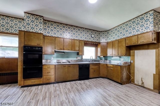 37 Livingston Ave, Roseland Boro, NJ 07068