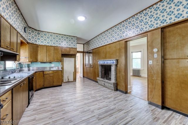 37 Livingston Ave, Roseland Boro, NJ 07068