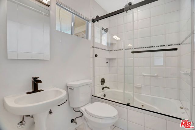 19732 Henshaw Street, Woodland Hills (los Angeles), CA 91356