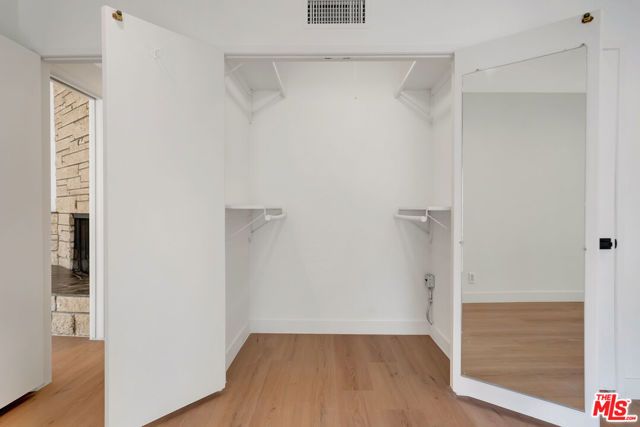 19732 Henshaw Street, Woodland Hills (los Angeles), CA 91356