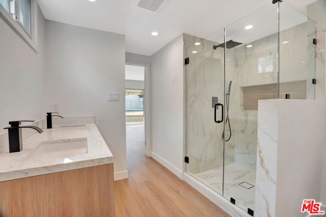 19732 Henshaw Street, Woodland Hills (los Angeles), CA 91356