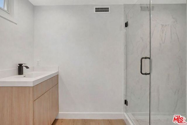 19732 Henshaw Street, Woodland Hills (los Angeles), CA 91356