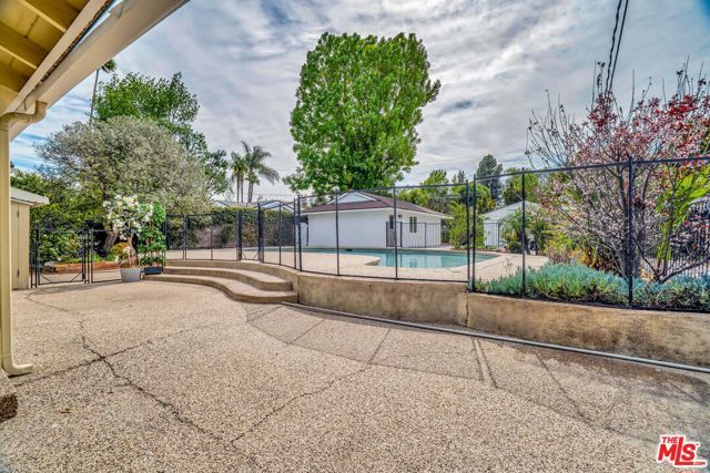 19732 Henshaw Street, Woodland Hills (los Angeles), CA 91356