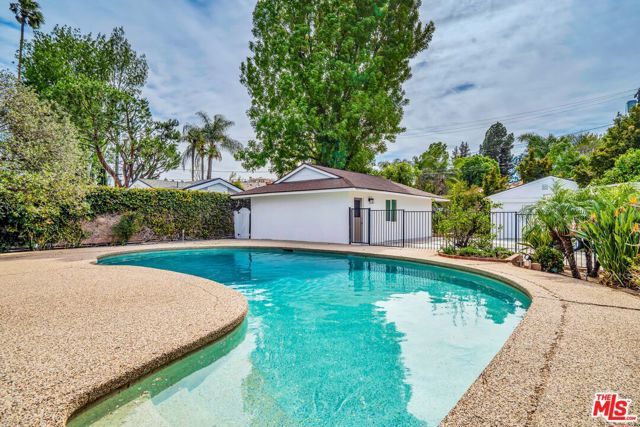 19732 Henshaw Street, Woodland Hills (los Angeles), CA 91356