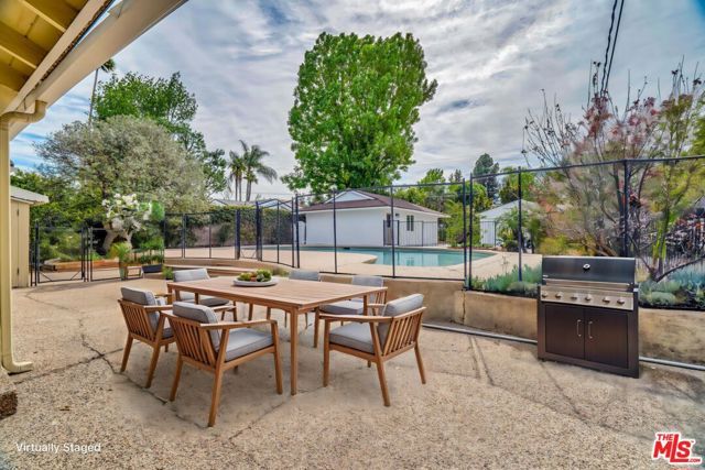 19732 Henshaw Street, Woodland Hills (los Angeles), CA 91356