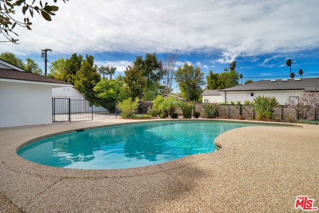 19732 Henshaw Street, Woodland Hills (los Angeles), CA 91356