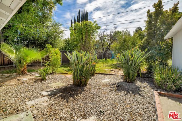 19732 Henshaw Street, Woodland Hills (los Angeles), CA 91356