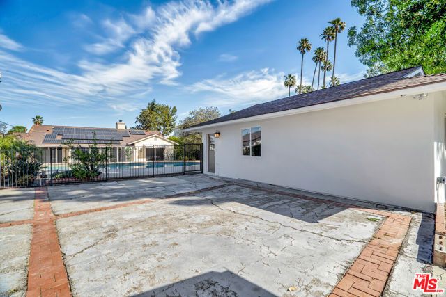 19732 Henshaw Street, Woodland Hills (los Angeles), CA 91356
