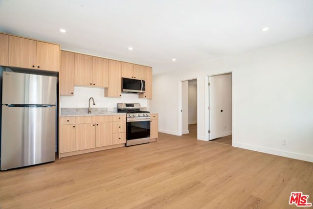 19732 Henshaw Street, Woodland Hills (los Angeles), CA 91356