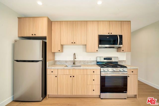 19732 Henshaw Street, Woodland Hills (los Angeles), CA 91356