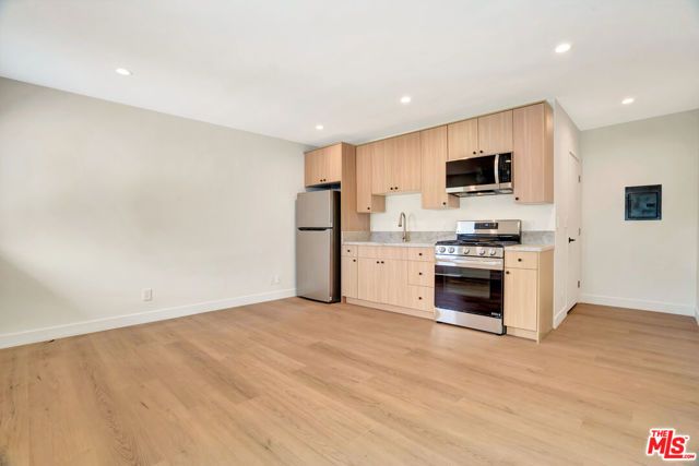 19732 Henshaw Street, Woodland Hills (los Angeles), CA 91356