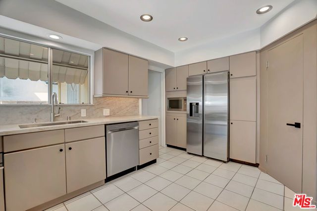 19732 Henshaw Street, Woodland Hills (los Angeles), CA 91356