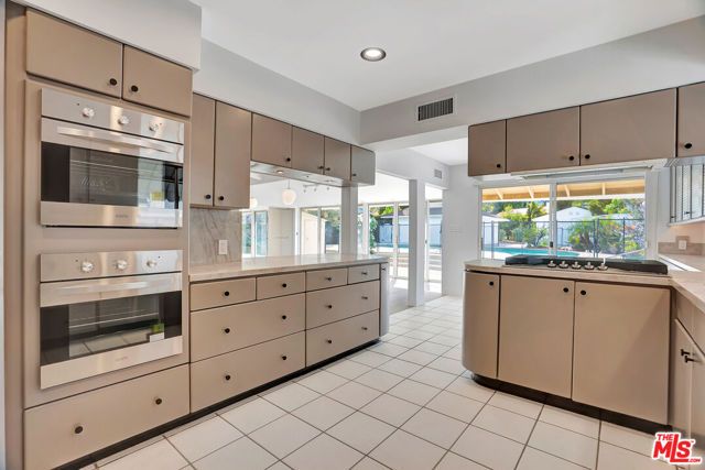 19732 Henshaw Street, Woodland Hills (los Angeles), CA 91356